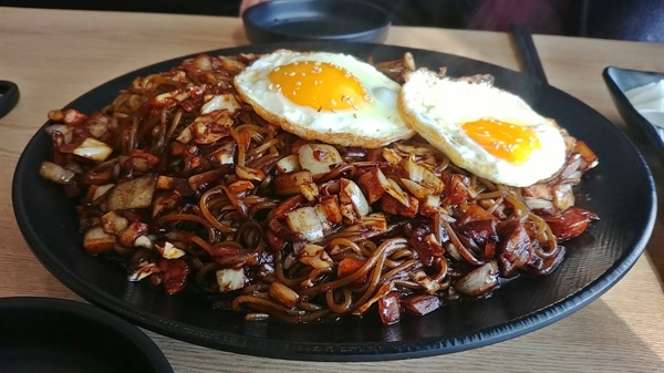 새벽까지 슬롯 계속 돌리다가 아침부터 간짜장 먹네요